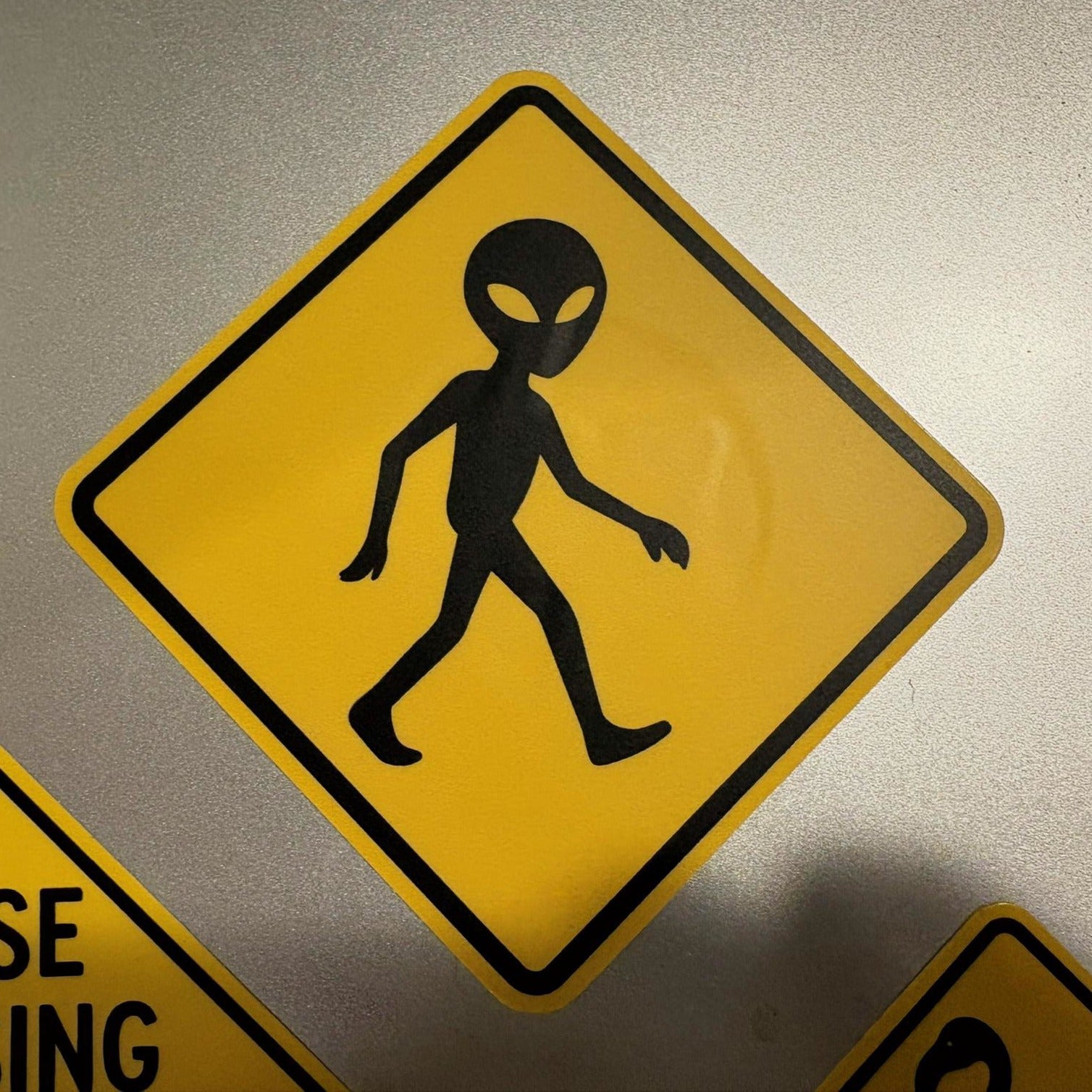 N Scale - Alien Crossing Sign - 2 Pack – A&S Trains