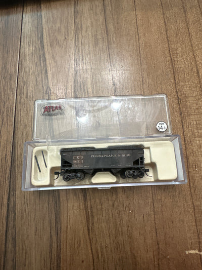 Atlas N-Scale Chesapeake & Ohio - 2 Bay Offset Side Hopper Car (with coal load) - No. 50314 - 42202 - **WEATHERED**