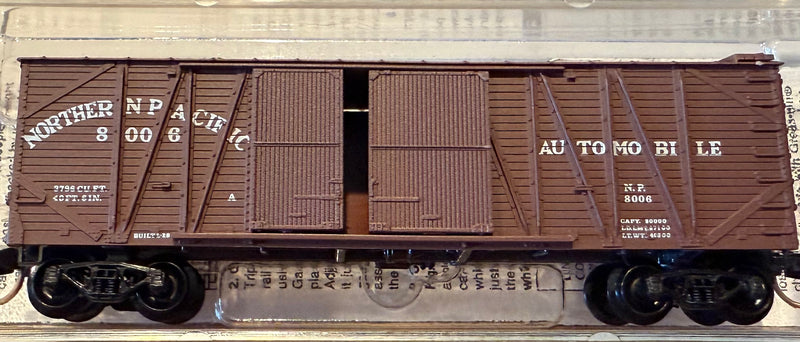 Micro Trains N Scale 29030 40’ Outside Braced Box Car w 1 one half door Northern Pacific
