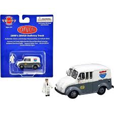American Models Heritage AHM87-006 DIVCO Delivery Truck Melville Dairy Foods with Milkman & Carrier