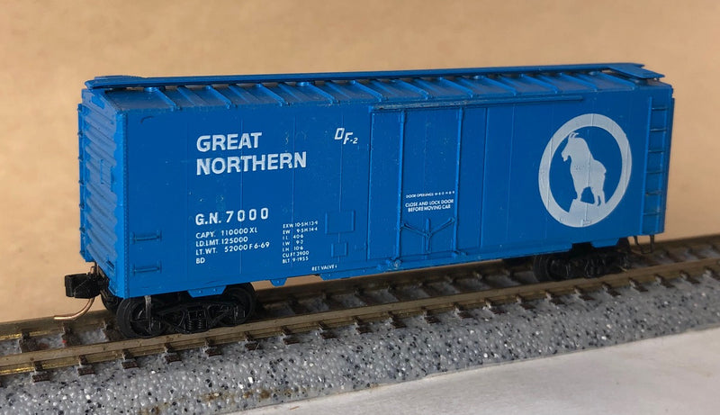 N Scale - Micro-Trains - 21040 - Boxcar, 40 Foot, Steel Plug Door - Great Northern - 7000