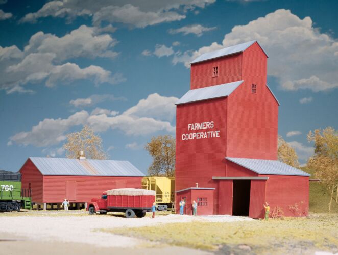 Walthers Cornerstone H.O. Scale Farmers Cooperative Rural Grain Elevator Kit 933-3036 8-7/8 x 7-1/4 x 10" 23 x 18 x 25cm