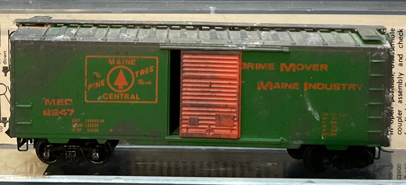 N Scale - Micro Trains - 29050 - 40’ Box Car Outside Braced  1 & 1/2 doors - Weathered - Central Vermont 8247