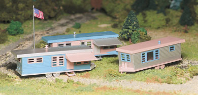 Plasticville USA - O Scale - TRAILER PARK WITH 3 TRAILERS AND FLAG POLE WITH FLAG - plastic model